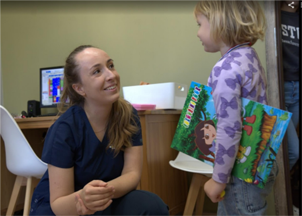 Dziecko z książką przed wizytą